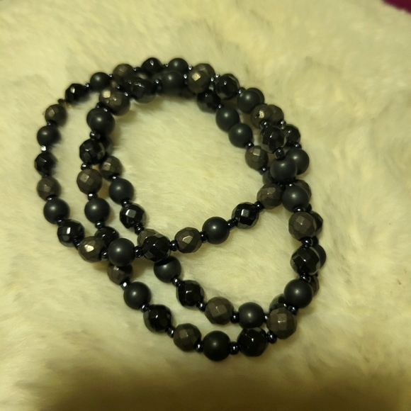Elegant Black Beaded Bracelet - Picture 2 of 6